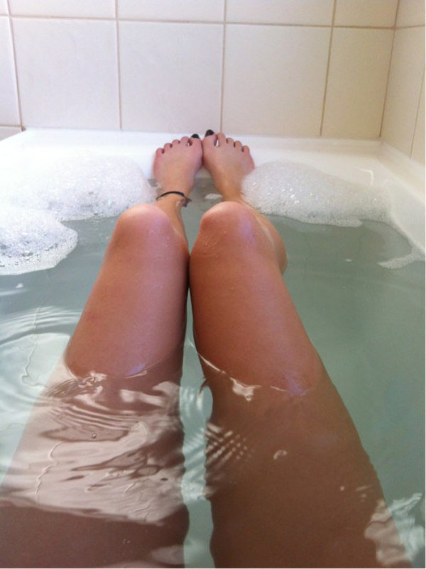 Фото женских ног в ванне