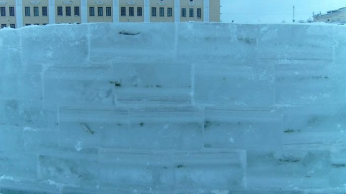 Ледяная стена с сюрпризом (4 фото)