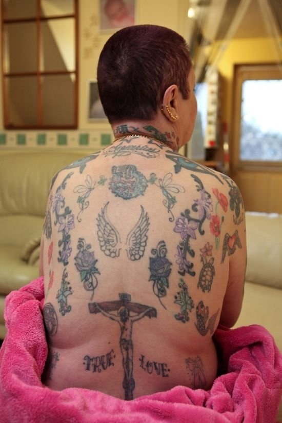 Татуированная бабушка (9 фото)