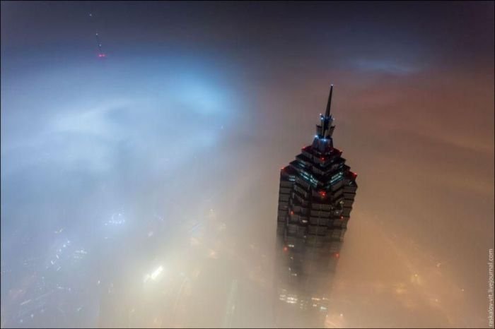 Подъем на 650-метровое здание в Шанхае (13 фото)