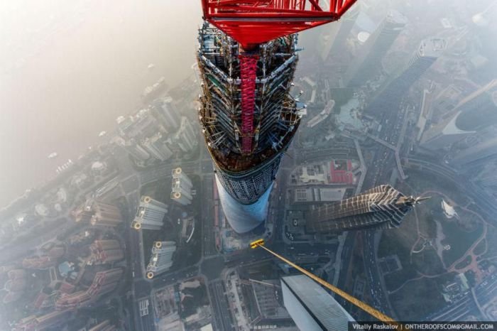 Подъем на 650-метровое здание в Шанхае (13 фото)