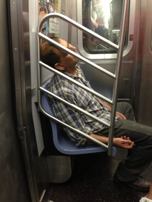 Странные пассажиры метро (56 фото)