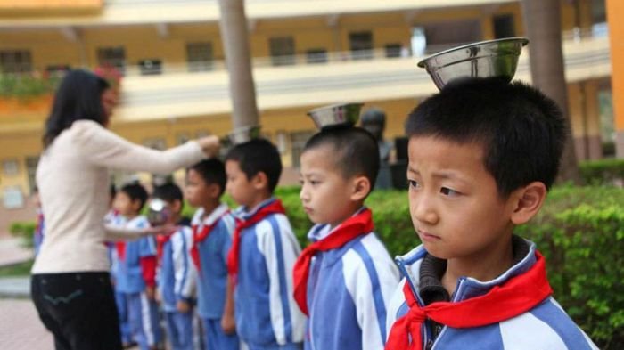 Борьба за правильную осанку в школах Китая (9 фото)