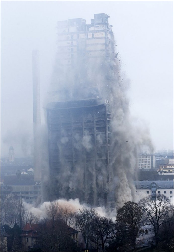 Взрыв небоскреба во Франкфурте (3 фото)