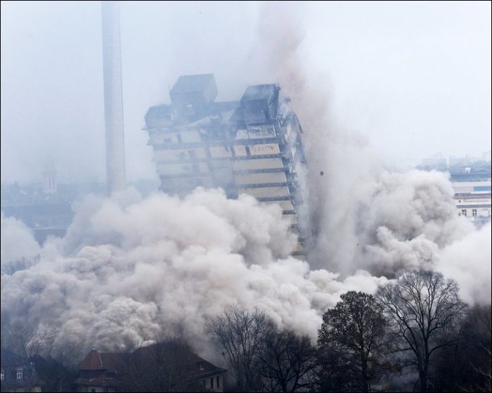 Взрыв небоскреба во Франкфурте (3 фото)