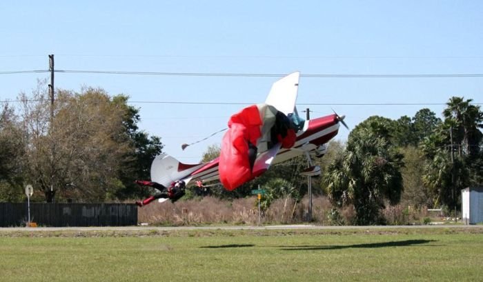 Самолет против парашютиста (15 фото)