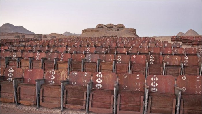 Кинотеатр в пустыне (9 фото)