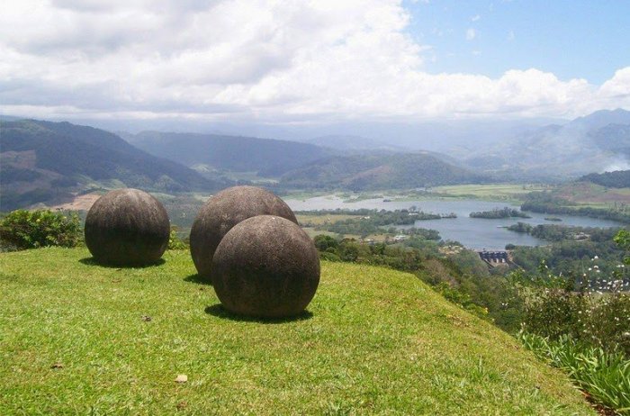 Загадочные каменные шары в Коста-Рике (12 фото)