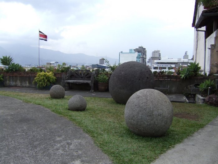 Загадочные каменные шары в Коста-Рике (12 фото)