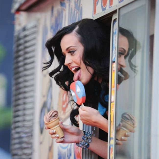 Девушки едят мороженое (47 фото)