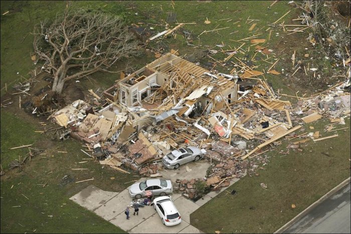 Последствия торнадо в США (15 фото)