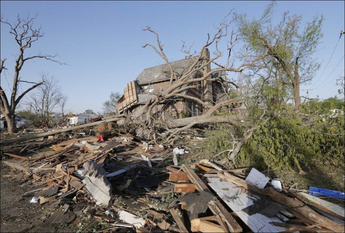 Последствия торнадо в США (15 фото)