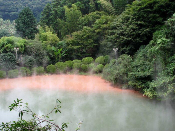 Кровавое озеро в Японии (7 фото)