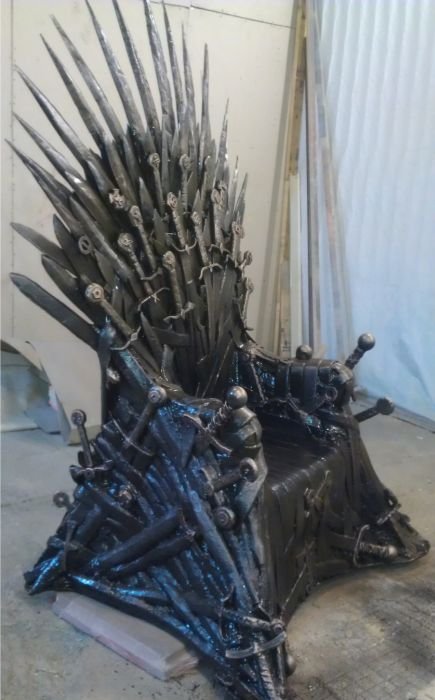 Самодельный трон из сериала Игра престолов (17 фото)