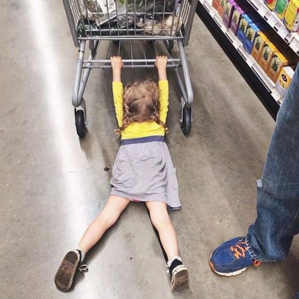 Дети идут за покупками (18 фото)