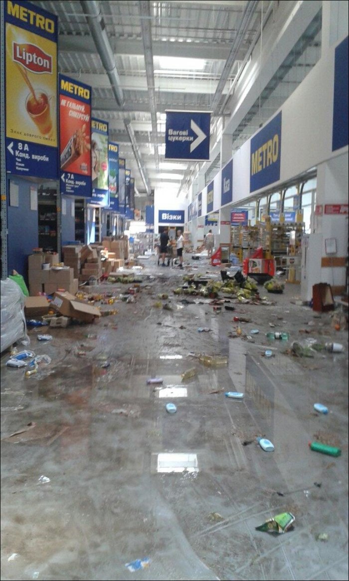 Разграбление донецкого гипермаркета (5 фото)
