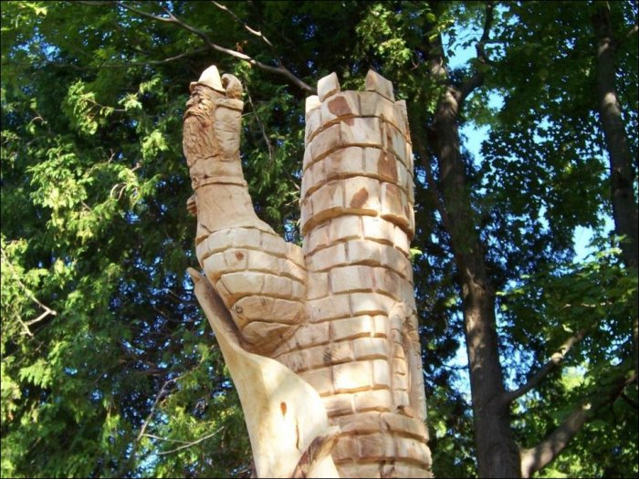 Скульптура из засохшего дерева (5 фото)