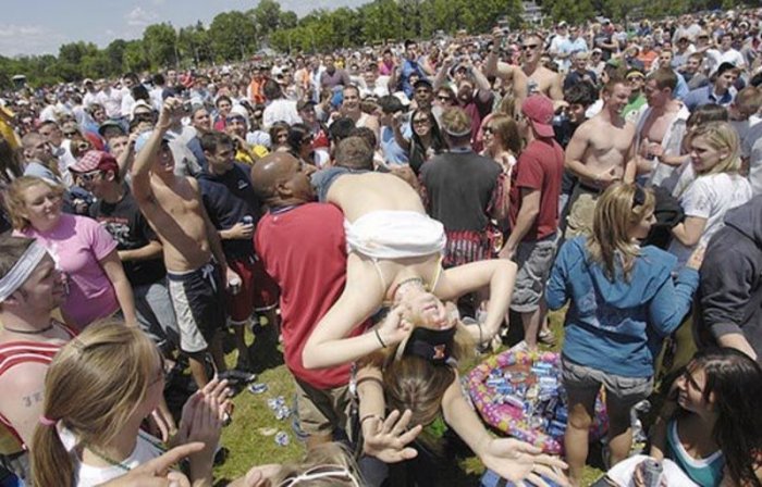 Пьянство и разврат на музыкальных фестивалях (20 фото)