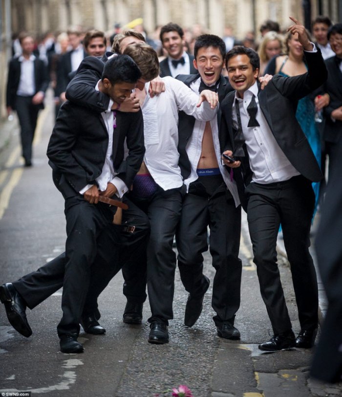 Кембриджские студенты отмечают окончание сессии (37 фото)