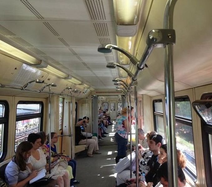 Прикол в метро (3 фото)