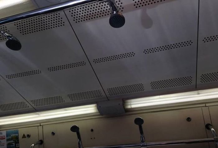 Прикол в метро (3 фото)