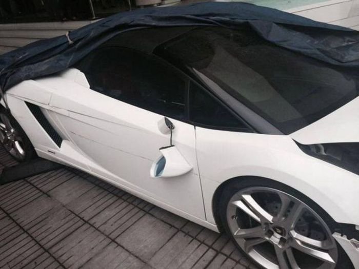 Неудачно припарковал Lamborghini (5 фото)