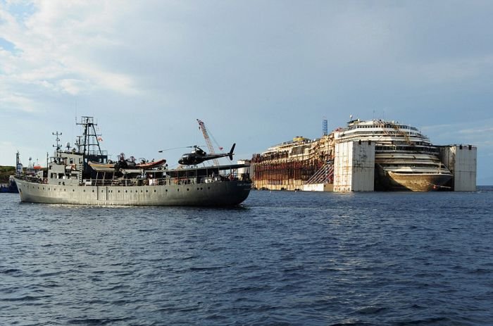 Круизный лайнер Коста Конкордия покидает место крушения (13 фото)