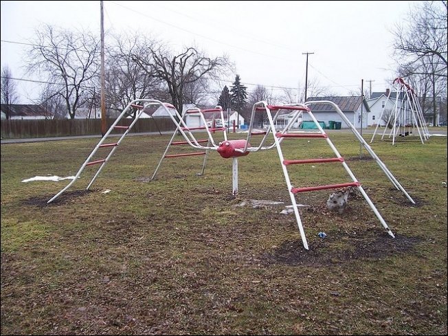 Ужасы детских площадок (75 фото)