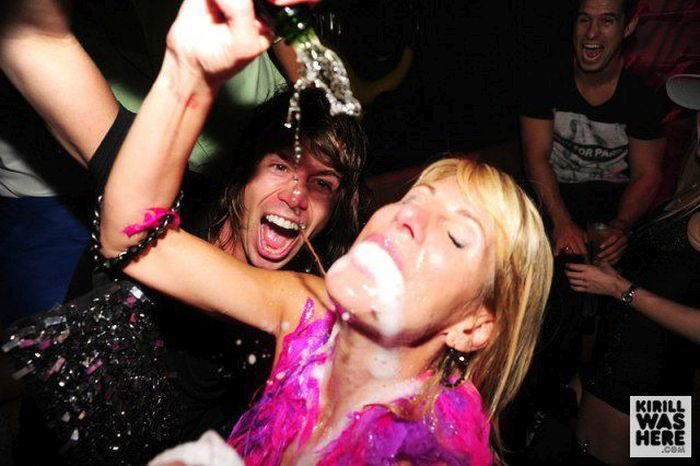 Девушки пьют шампанское (35 фото)