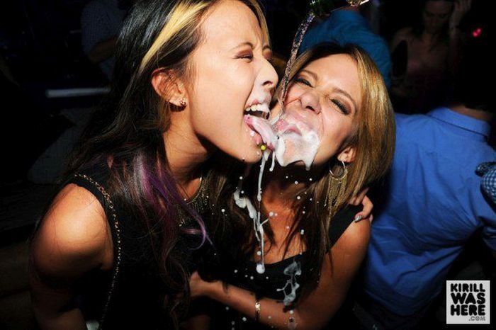 Девушки пьют шампанское (35 фото)