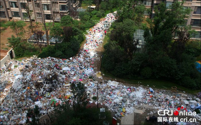 Горы мусора в китайском Сиане (4 фото)