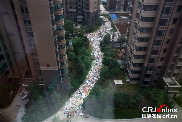 Горы мусора в китайском Сиане (4 фото)