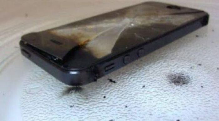 Попытка зарядить iPhone в микроволновке (4 фото)