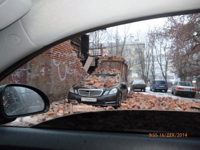 Не стоит парковаться возле ветхих строений (2 фото)