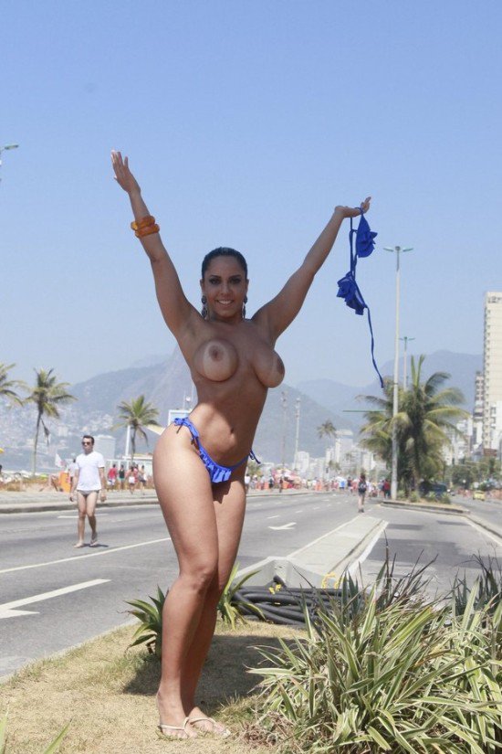 Очаровательные бразильские девушки вышли на протестную акцию на пляже Рио-д...
