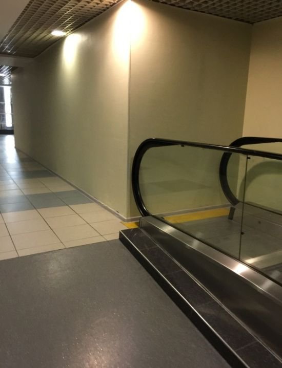 Эскалатор в аэропорту (5 фото)