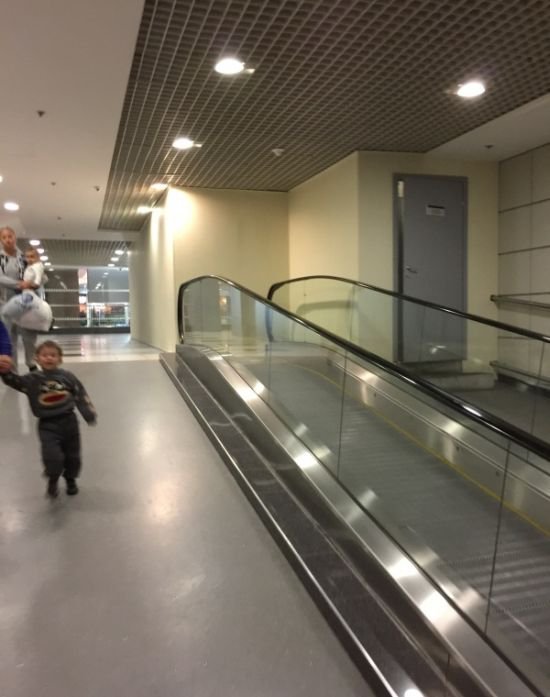 Эскалатор в аэропорту (5 фото)