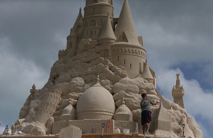 Самый большой песчаный замок в мире (8 фото)