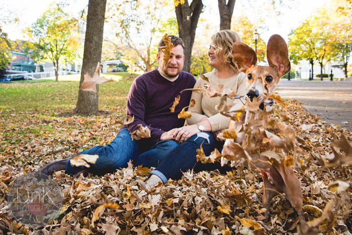 Осенняя фотосессия влюбленной пары пошла не по плану (6 фото)