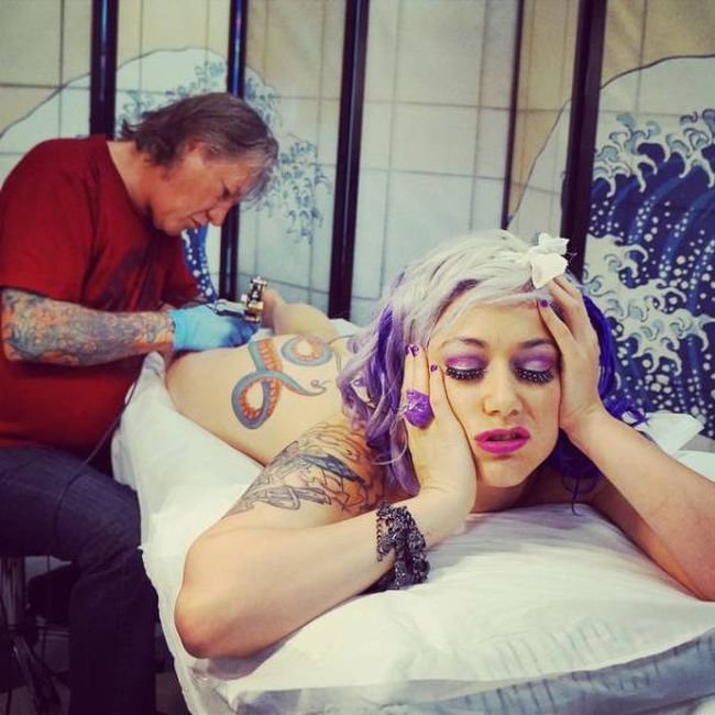 Маленькая мексиканка с татуировкой на попе дает белому в анус верхом ебется с мужиком в анус