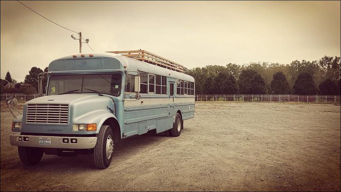 Дом на колесах из старого автобуса (12 фото)