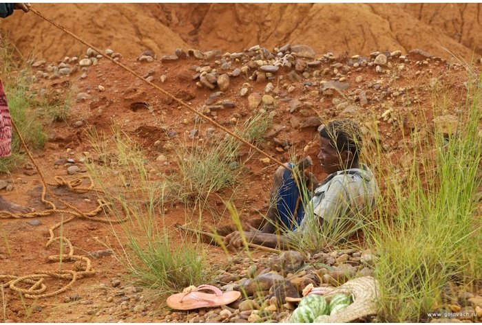 Как добывают драгоценные камни на Мадагаскаре (40 фото)