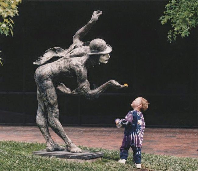 Детишки и статуи (13 фото)