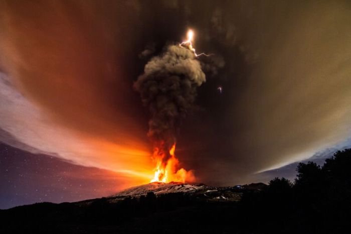 Извержение вулкана Этна (10 фото)