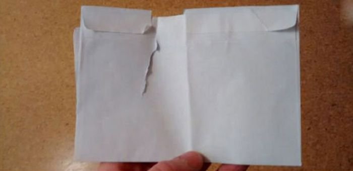 Неправильный способ вскрывания конвертов (2 фото)