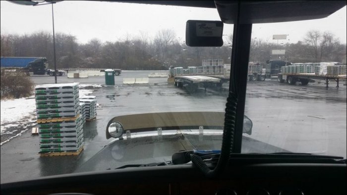 Вид из кабины грузовика (2 фото)