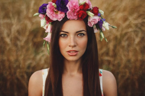 Девушки с коронами из цветов (35 фото)
