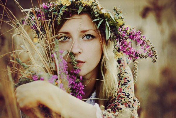 Девушки с коронами из цветов (35 фото)