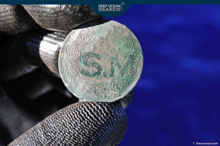 100 тонн серебряных монет подняли с глубины в 5 километров (25 фото)