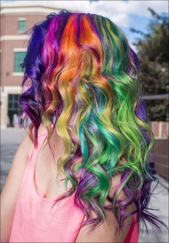 Девушки с разноцветными волосами (19 фото)